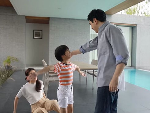 Giữa đêm, một người đàn ông gọi điện thoại báo tin vợ bị tai nạn, tôi giận nên vẫn mặc kệ, lăn ra ngủ tiếp để rồi khi biết sự thật thì chết lặng