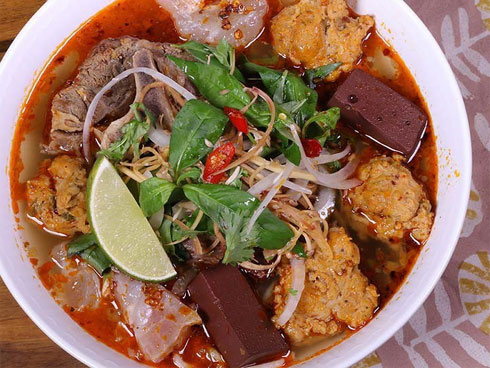 Là MC có thu nhập khủng nhất nhì Việt Nam nhưng Trấn Thành ăn uống lại cực giản dị, toàn rủ bạn bè đi ăn đồ vỉa hè bình dân-14