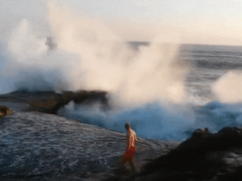 Mạo hiểm nhảy sóng, cậu bé bị sóng dữ cuốn trôi-1