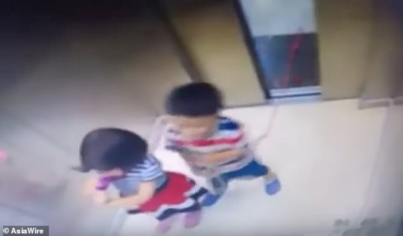 Chơi đùa với sợi dây, bé trai bị treo cổ trong thang máy, chị gái phản ứng trong chớp mắt-1