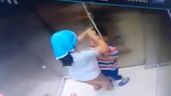 Chơi đùa với sợi dây, bé trai bị treo cổ trong thang máy, chị gái phản ứng trong chớp mắt-2