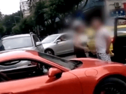 Cãi nhau tranh đường, cô gái bị tát bay mũ