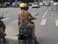 Mặc bikini rồi thản nhiên lái xe máy xuống phố, 2 cô gái trẻ khiến người dân lắc đầu ngán ngẩm