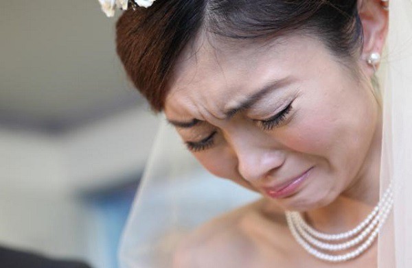 Đang đi chụp ảnh cưới, một người đàn ông huých vào tay tôi làm rơi tập tài liệu, thứ bên trong lộ ra khiến tôi đơ người không dám tin-2