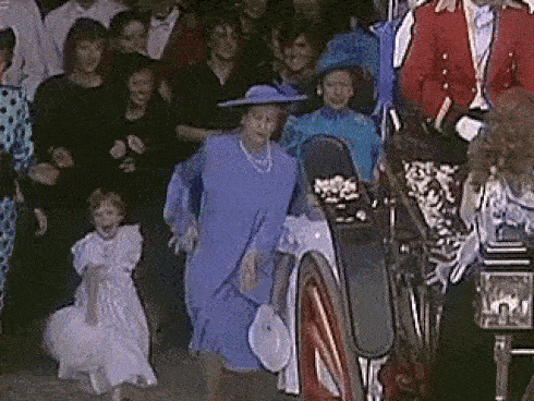 Hai vụ ám sát hụt bị giấu kín gần 40 năm: Chỉ trong 1 năm Nữ hoàng Anh 2 lần suýt mất mạng, danh tính những kẻ chủ mưu không ai ngờ-10