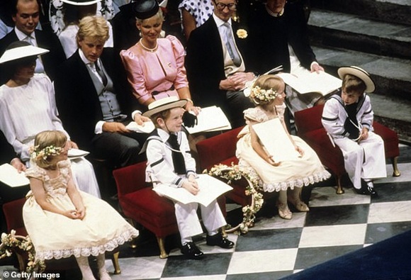 Lần đầu hé lộ clip Nữ hoàng Anh hớt hải chạy theo cháu trai William, khiến người hâm mộ rưng rưng xúc động khi nhớ về bà nội-4