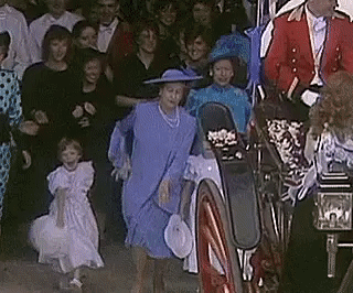 Lần đầu hé lộ clip Nữ hoàng Anh hớt hải chạy theo cháu trai William, khiến người hâm mộ rưng rưng xúc động khi nhớ về bà nội-2