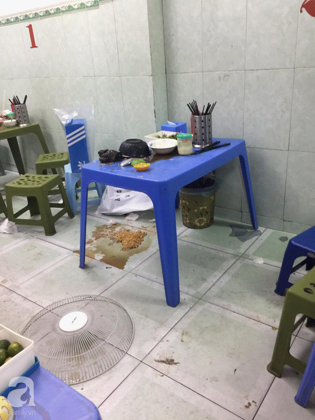 Đi ăn mì gà tần nổi tiếng phố cổ, cô gái trẻ bức xúc vì bị quạt rơi trúng đầu, đổ cả mì nóng nhưng chủ quán không xin lỗi-2