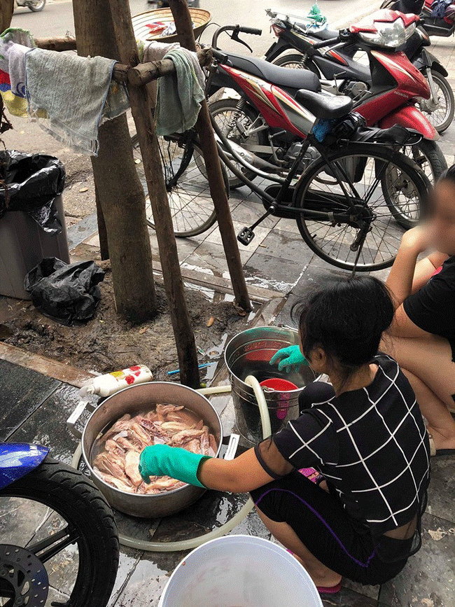 Đi ăn mì gà tần nổi tiếng phố cổ, cô gái trẻ bức xúc vì bị quạt rơi trúng đầu, đổ cả mì nóng nhưng chủ quán không xin lỗi-5