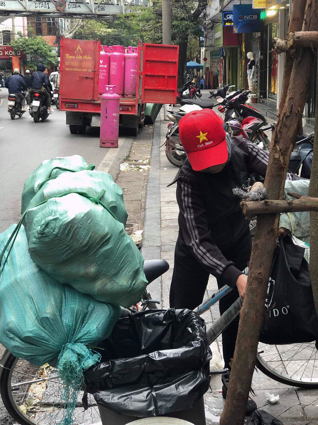 Đi ăn mì gà tần nổi tiếng phố cổ, cô gái trẻ bức xúc vì bị quạt rơi trúng đầu, đổ cả mì nóng nhưng chủ quán không xin lỗi-6