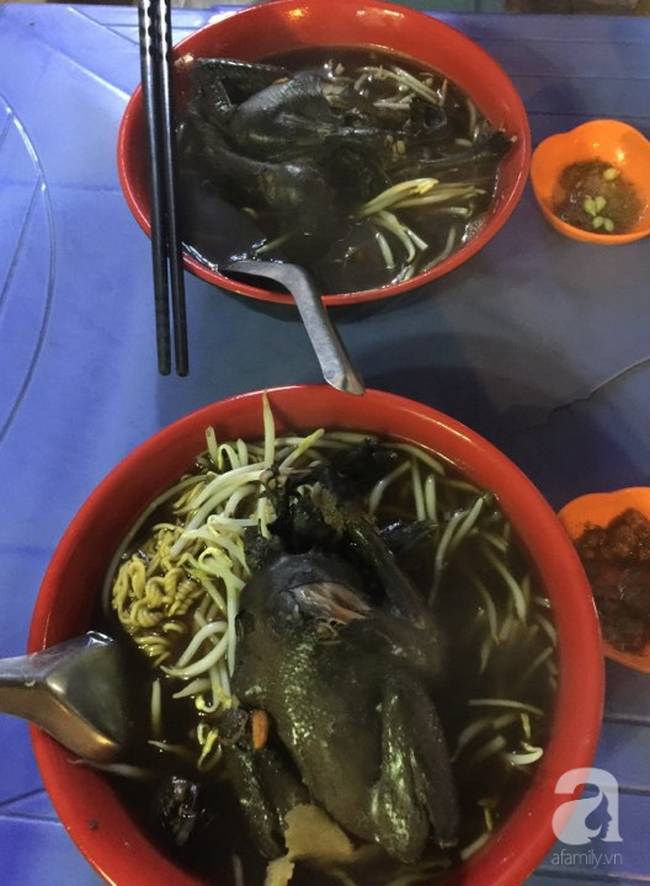 Đi ăn mì gà tần nổi tiếng phố cổ, cô gái trẻ bức xúc vì bị quạt rơi trúng đầu, đổ cả mì nóng nhưng chủ quán không xin lỗi-4