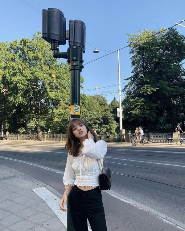 Đẳng cấp fashion icon thứ thiệt, chiếc áo Lisa mặc đi dạo ngay lập tức sold out trong 1 ngày-1