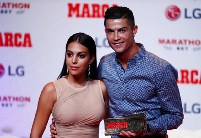 Bạn gái C.Ronaldo khoe dáng với loạt hình nội y nóng bỏng-1
