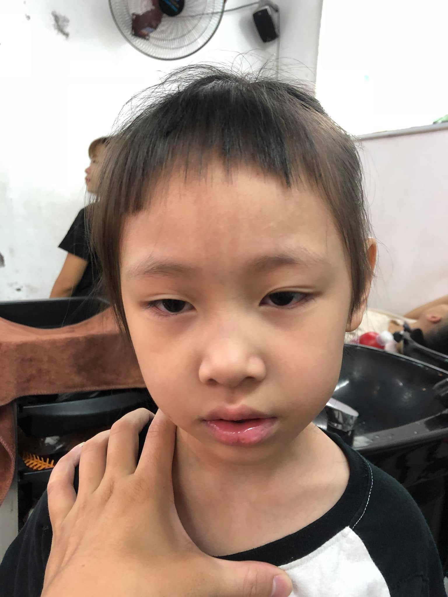 Bố trẻ than trời vì mái tóc nham nhở của con gái trong ngày đầu tiên đi học, dân mạng xem xong chỉ biết cười lăn lóc-2