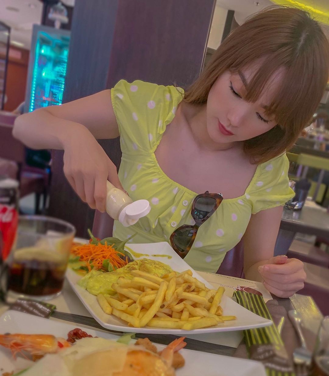 Minh Hằng lão hóa ngược khó tin bên Khả Ngân kém 10 tuổi, ra là nhờ 4 bí kíp trẻ hóa phong cách sau-8