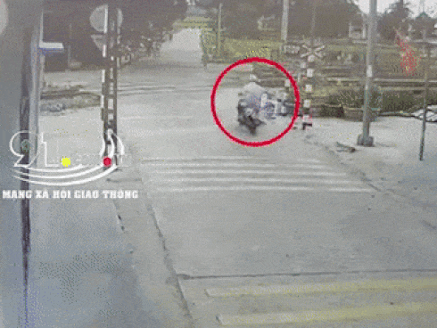Thanh niên bị xe buýt cán tử vong, người đàn ông đứng bấm điện thoại hốt hoảng khi chứng kiến-1
