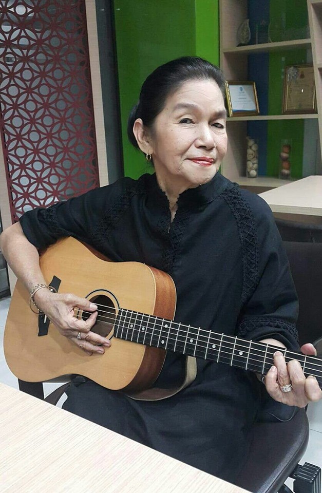 Cụ bà 70 tuổi vừa ôm đàn vừa hát, nổi tiếng khắp mạng xã hội hôm qua và câu chuyện truyền cảm hứng đằng sau-2