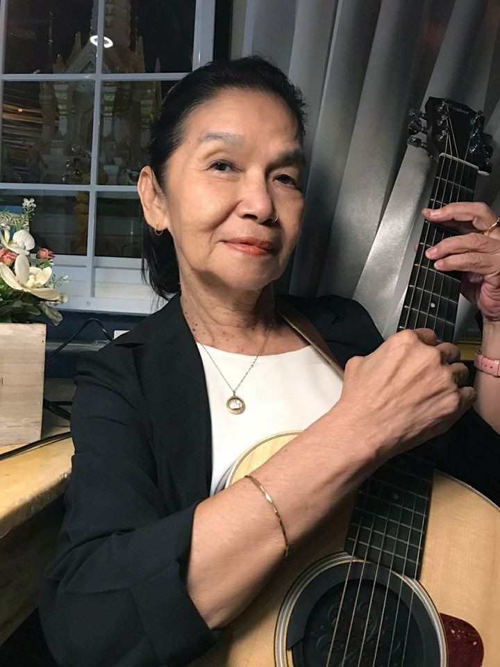 Cụ bà 70 tuổi vừa ôm đàn vừa hát, nổi tiếng khắp mạng xã hội hôm qua và câu chuyện truyền cảm hứng đằng sau-4