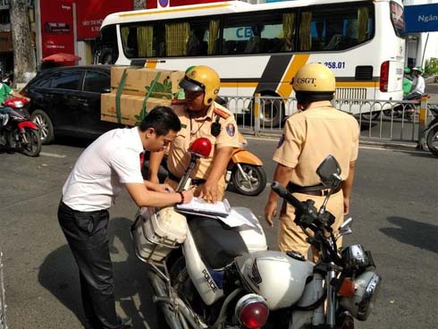 Hoảng hốt phát hiện một thi thể nam giới trong ô tô 4 chỗ bị lật ngửa dưới sông-3