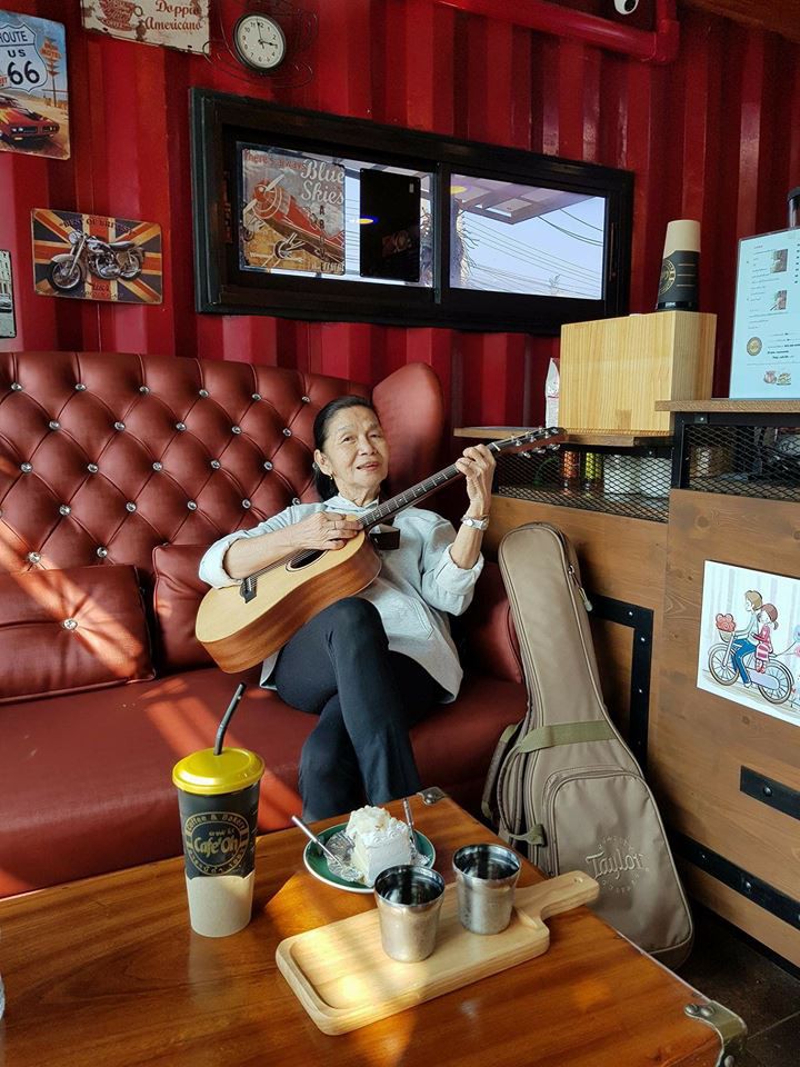 Cụ bà 70 tuổi vừa ôm đàn vừa hát, nổi tiếng khắp mạng xã hội hôm qua và câu chuyện truyền cảm hứng đằng sau-8