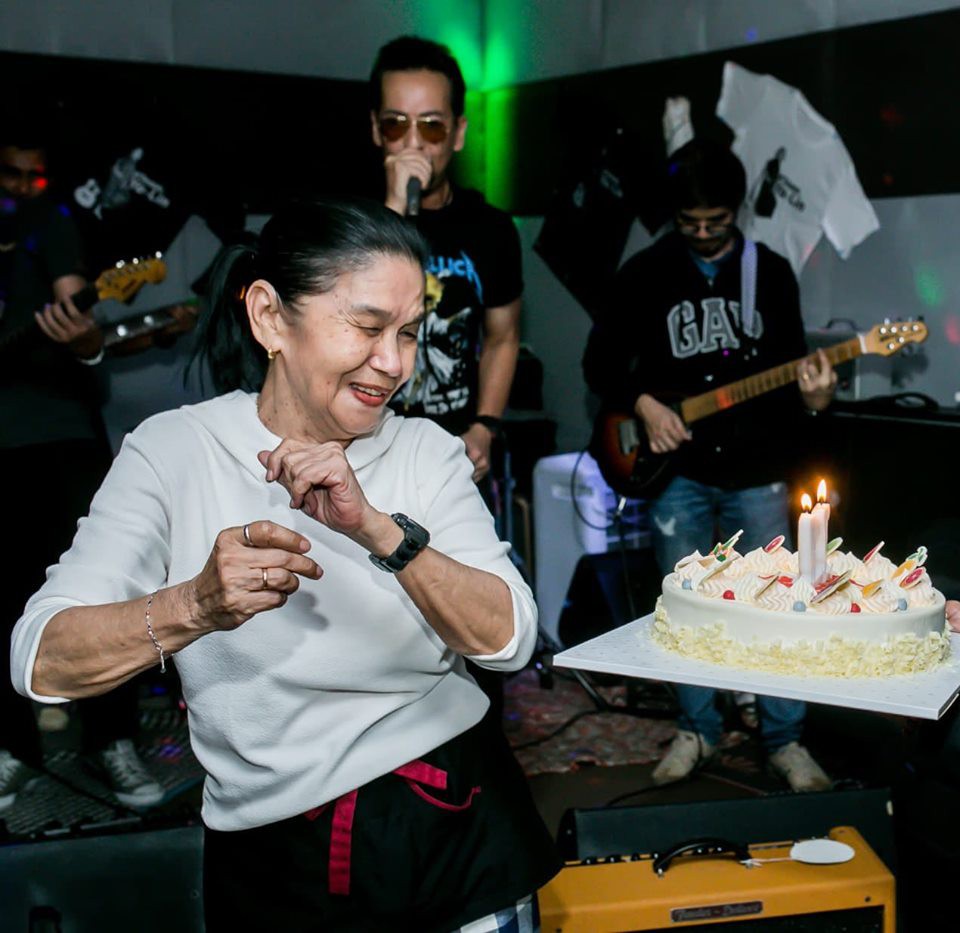 Cụ bà 70 tuổi vừa ôm đàn vừa hát, nổi tiếng khắp mạng xã hội hôm qua và câu chuyện truyền cảm hứng đằng sau-7
