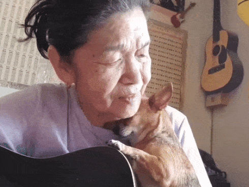 Cụ bà 70 tuổi vừa ôm đàn vừa hát, nổi tiếng khắp mạng xã hội hôm qua và câu chuyện truyền cảm hứng đằng sau-1