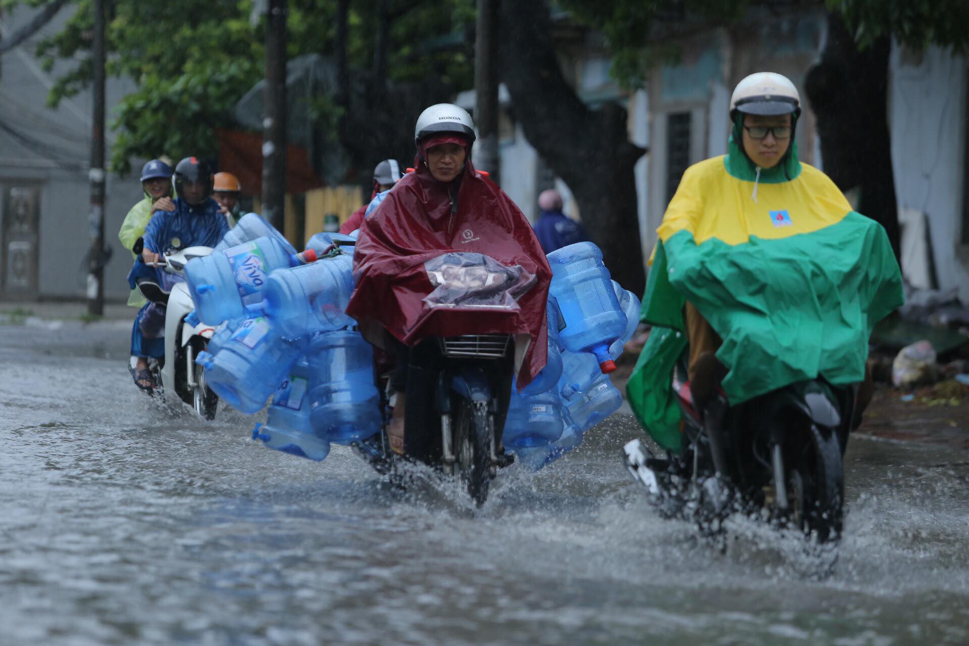 Bão số 3 giật cấp 12 đã tiến vào Vịnh Bắc Bộ, Hà Nội từ chiều và đêm nay mưa lớn, nguy cơ ngập nhiều nơi-2