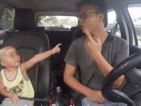 Hai bố con hát Mẹ là siêu nhân cực dễ thương-1