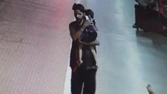 Rùng mình khoảnh khắc tên ấu dâm ác quỷ bắt cóc bé gái đang ngủ cạnh mẹ, sau đó hãm hiếp và sát hại dã man nạn nhân-1