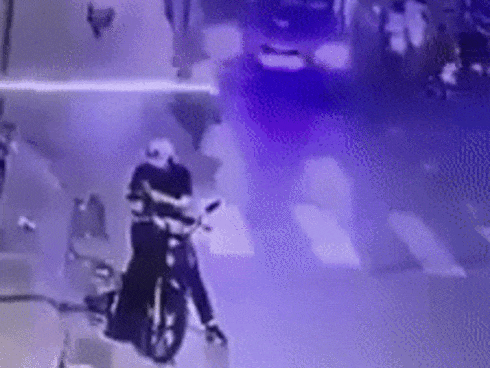 Xe buýt mất lái đâm thẳng nhà chờ, bé gái may mắn thoát chết-1