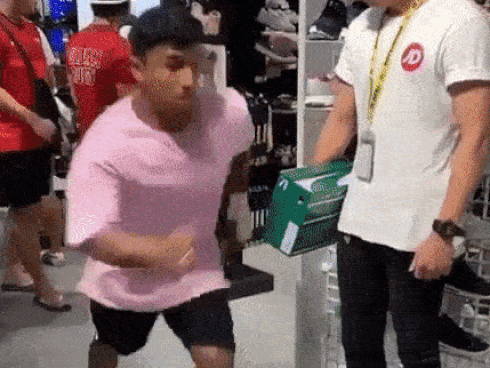 Nữ nhân viên ném xương đã ăn vào chảo để nấu lại-1