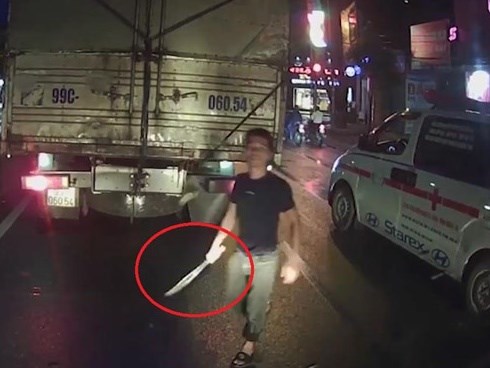 Xin vượt bất thành, tài xế xe cứu thương vác dao 'đòi xử' lái xe tải