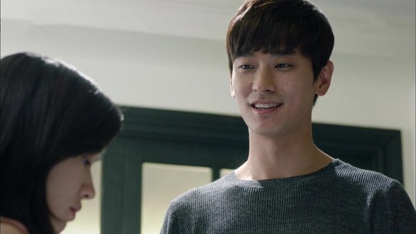 Được bạn trai hào phóng tặng quà đắt tiền, tôi nghi ngại nhìn thấy tờ giấy lạ bên trong-1