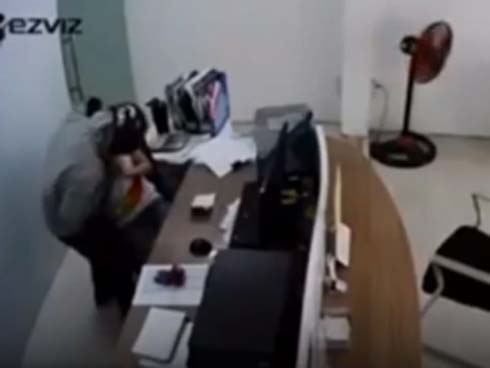 Đâm chém tài xế xe ôm gần 10 nhát dao, kẻ thủ ác ra đầu thú theo lệnh nã về tội trộm cắp-2