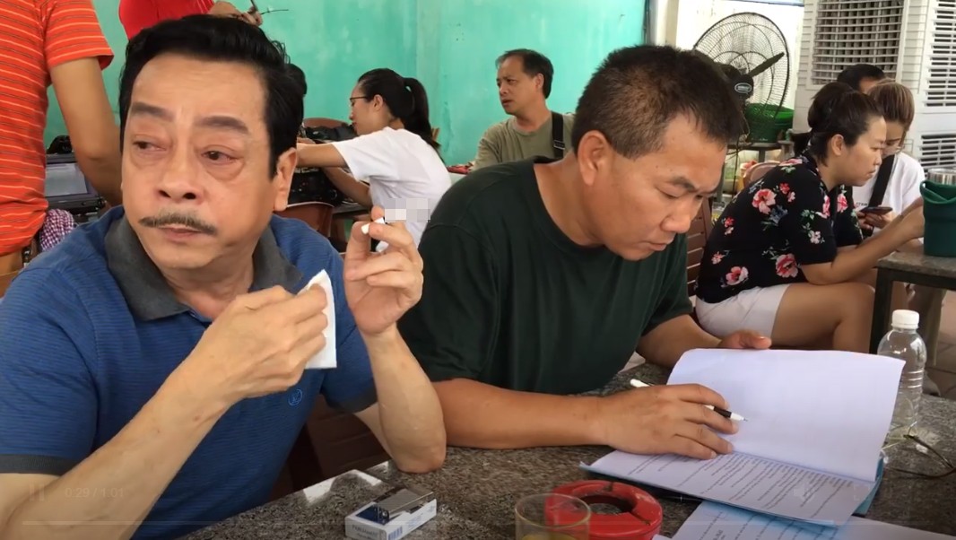 Về nhà đi con: Dân mạng xôn xao với cảnh bố Luật chỉ tập thoại trong hậu trường mà khóc ướt hết khăn giấy-4