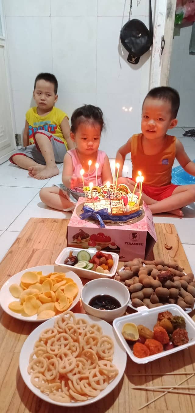 Sinh nhật mình mà 2 đứa em ăn ké quá nhiệt tình, cậu bé ra góc nhà ngồi nhìn các em diễn sâu khiến dân mạng cười bò-2