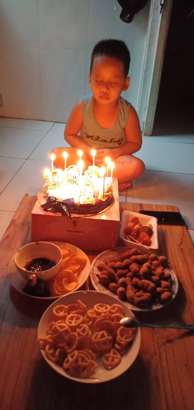 Sinh nhật mình mà 2 đứa em ăn ké quá nhiệt tình, cậu bé ra góc nhà ngồi nhìn các em diễn sâu khiến dân mạng cười bò-3