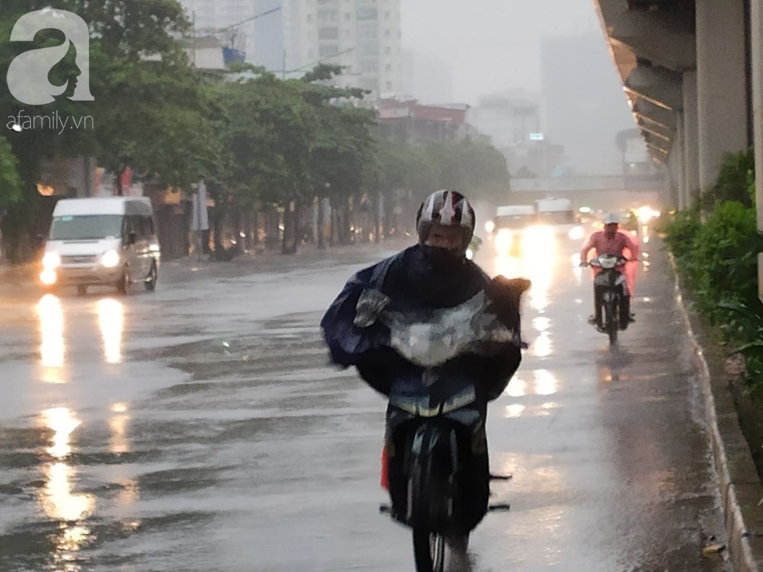 Ảnh: Người dân Hà Nội oằn mình trong mưa lớn và gió lốc mạnh, bão số 3 đã suy yếu thành áp thấp nhiệt đới-3