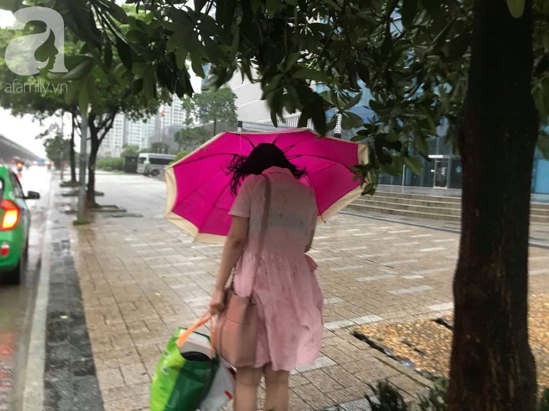 Ảnh: Người dân Hà Nội oằn mình trong mưa lớn và gió lốc mạnh, bão số 3 đã suy yếu thành áp thấp nhiệt đới-4