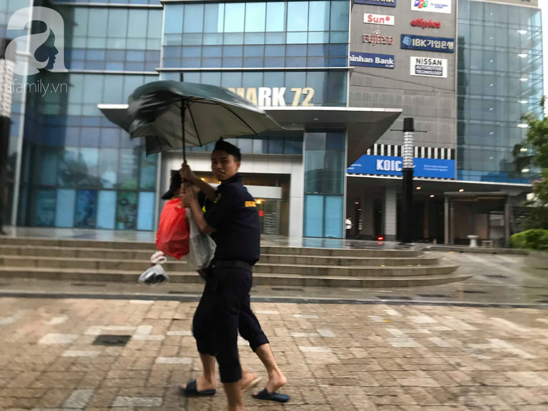 Ảnh: Người dân Hà Nội oằn mình trong mưa lớn và gió lốc mạnh, bão số 3 đã suy yếu thành áp thấp nhiệt đới-6