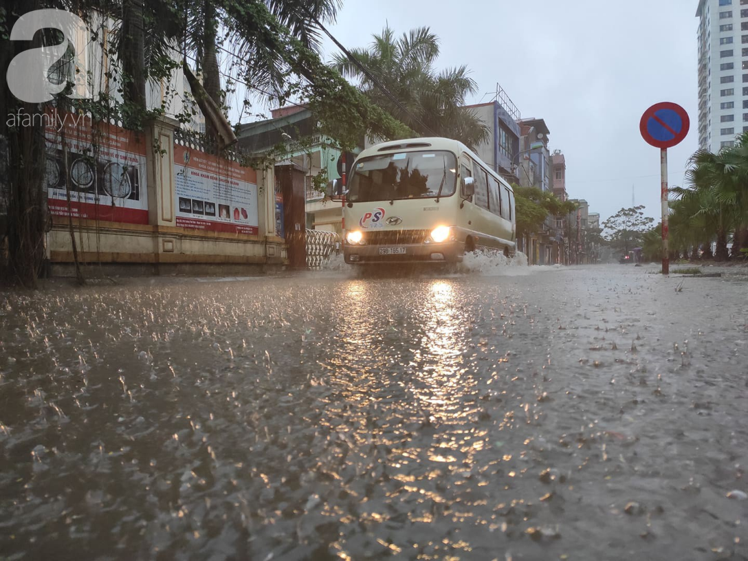 Ảnh: Người dân Hà Nội oằn mình trong mưa lớn và gió lốc mạnh, bão số 3 đã suy yếu thành áp thấp nhiệt đới-7