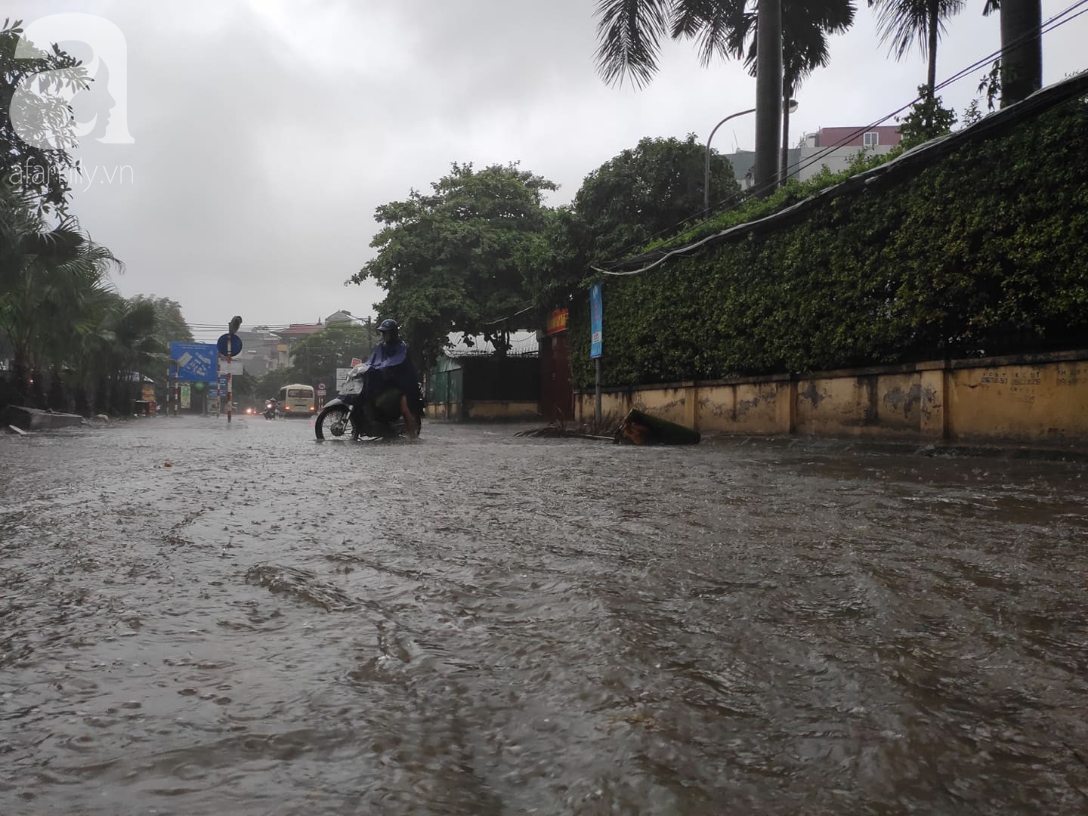 Ảnh: Người dân Hà Nội oằn mình trong mưa lớn và gió lốc mạnh, bão số 3 đã suy yếu thành áp thấp nhiệt đới-8