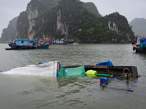 Tàu cá của ngư dân chìm trên Vịnh Hạ Long sau bão