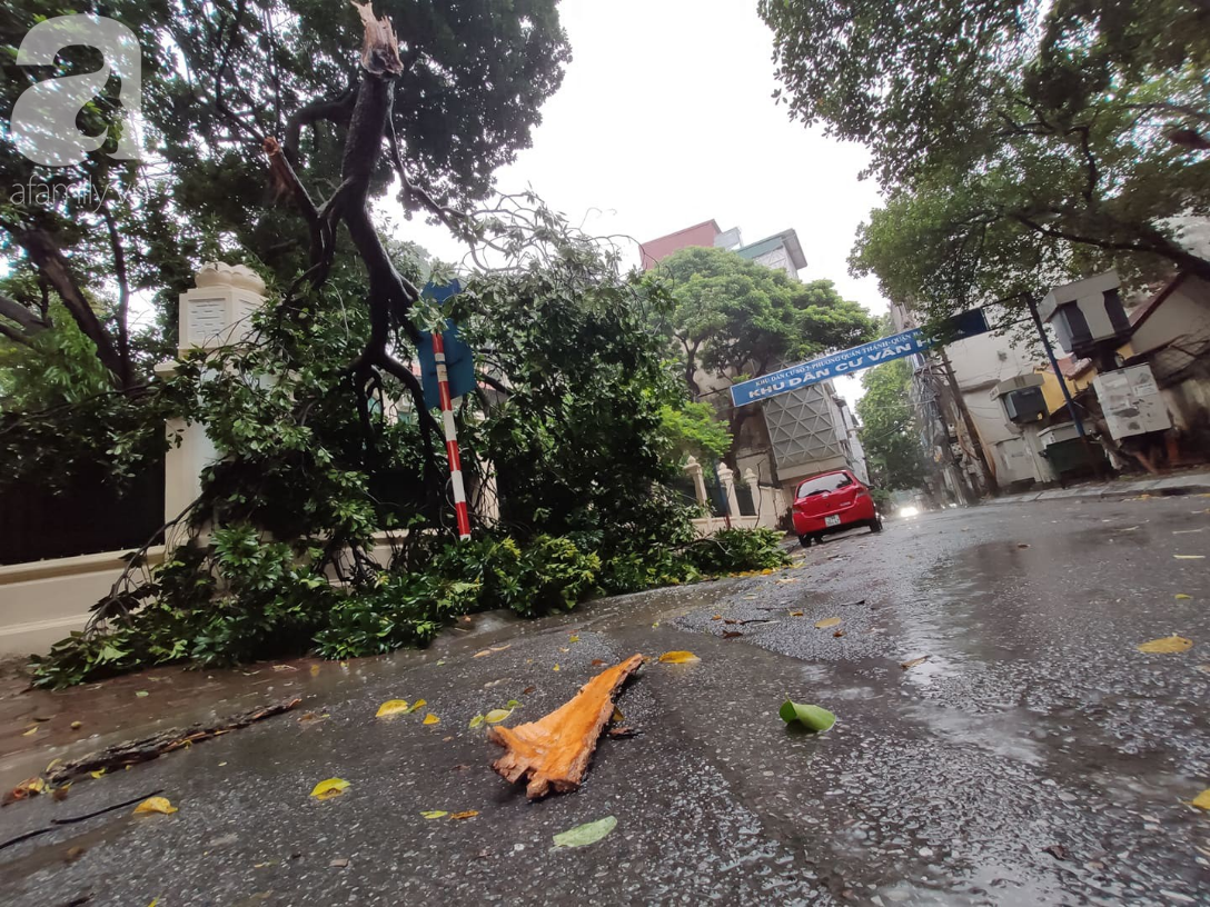 Ảnh: Người dân Hà Nội oằn mình trong mưa lớn và gió lốc mạnh, bão số 3 đã suy yếu thành áp thấp nhiệt đới-12