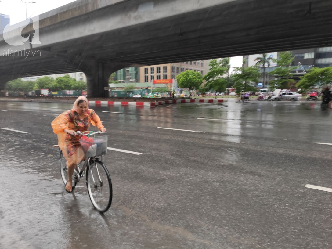 Ảnh: Người dân Hà Nội oằn mình trong mưa lớn và gió lốc mạnh, bão số 3 đã suy yếu thành áp thấp nhiệt đới-13