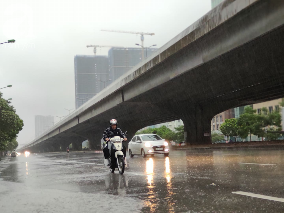 Ảnh: Người dân Hà Nội oằn mình trong mưa lớn và gió lốc mạnh, bão số 3 đã suy yếu thành áp thấp nhiệt đới-14