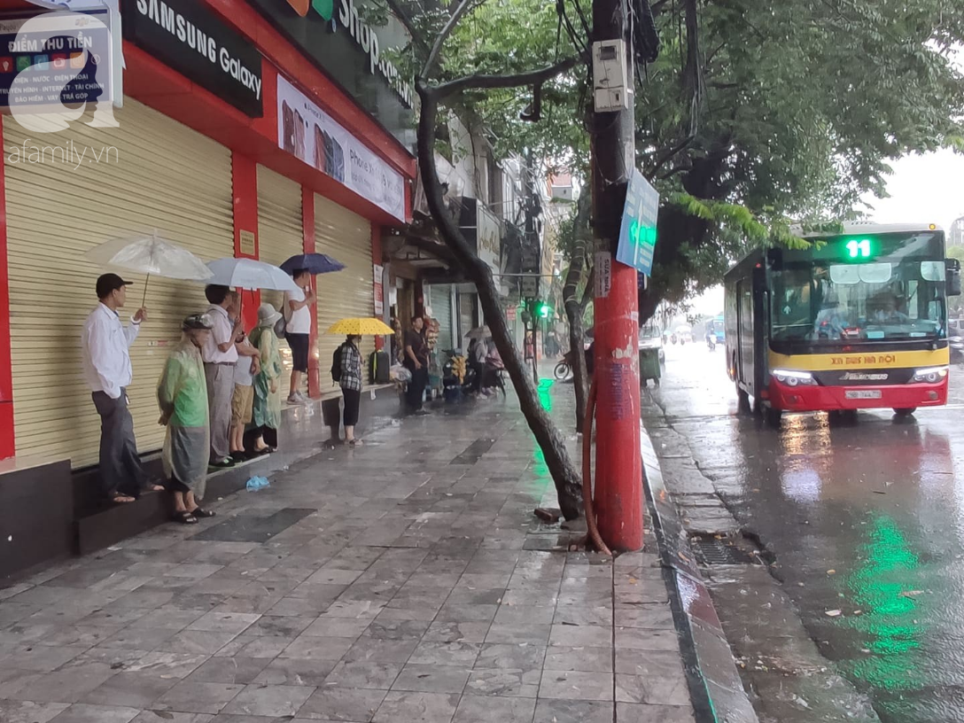 Ảnh: Người dân Hà Nội oằn mình trong mưa lớn và gió lốc mạnh, bão số 3 đã suy yếu thành áp thấp nhiệt đới-17