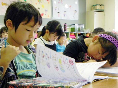 Từng bị cô giáo kì thị vì thuận tay trái, sau một thời gian Đỗ Nhật Nam thuận cả hai tay vì được mẹ dạy cách làm vô cùng dễ dàng-2