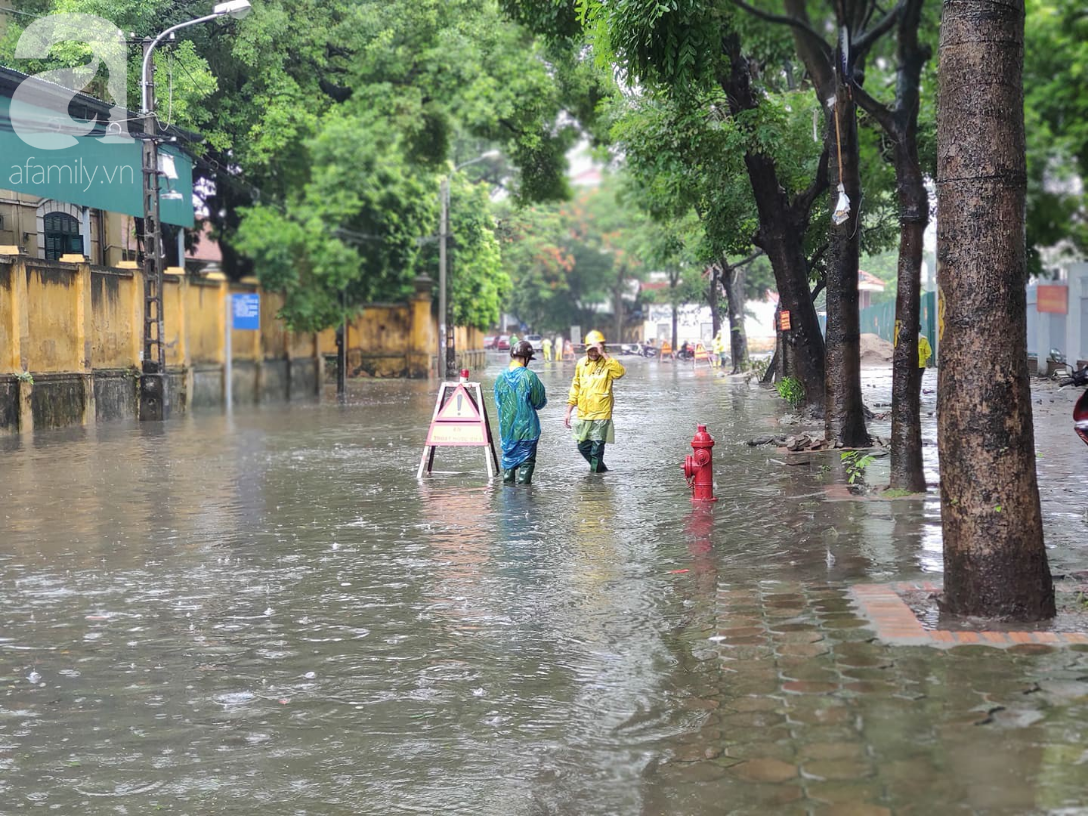 Hà Nội mưa rất to, cây cối bị gió quật ngã nằm la liệt, nhiều nơi ngập nặng sau bão Wipha-5