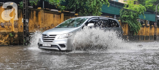 Hà Nội mưa rất to, cây cối bị gió quật ngã nằm la liệt, nhiều nơi ngập nặng sau bão Wipha-7